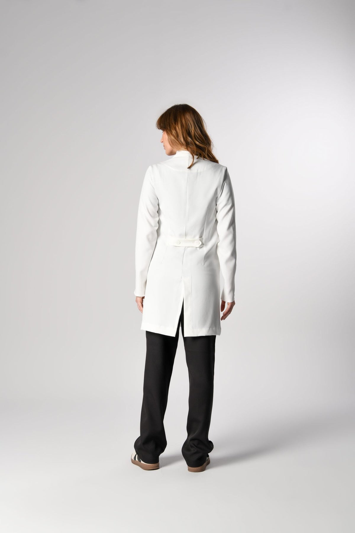 Jaleco Basic Feminino Off White, costas